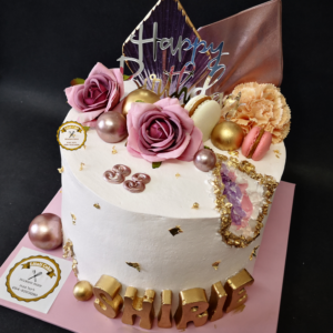 עוגה מעוצבת עם פרחים