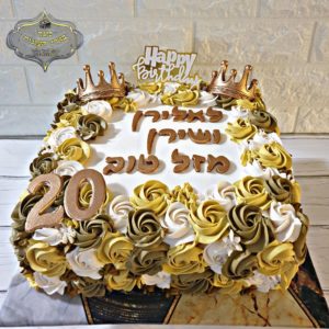 עוגת יום הולדת מקושטת בזילופים